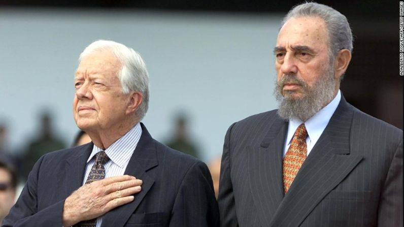 Castro y el expresidente de EE.UU. Jimmy Carter escuchan el himno de Estados Unidos después de que Carter visitara La Habana en 2002.