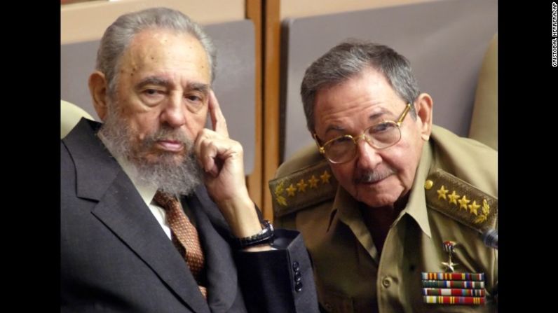 Castro y su hermano Raul asisten a una sesión del Parlamento en julio de 2004.