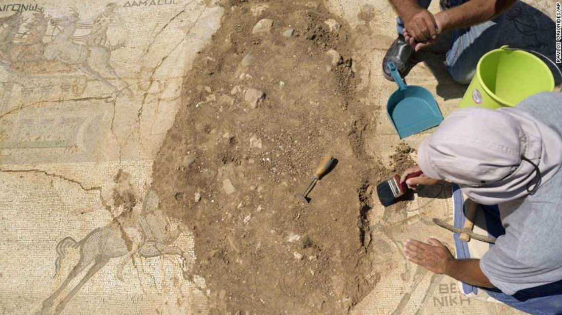 El mosaico no ha sido descubierto totalmente, así que los excavadores siguen trabajando.