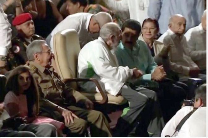 Fidel Castro apareció en público para su 90 cumpleaños. Fue hasta el teatro Karl Marx, de la Habana, a la gala que se organizó en su honor. Estuvo flanqueado por su hermano, el presidente de Cuba, Raúl Castro, y el presidente de Venezuela, Nicolás Maduro.