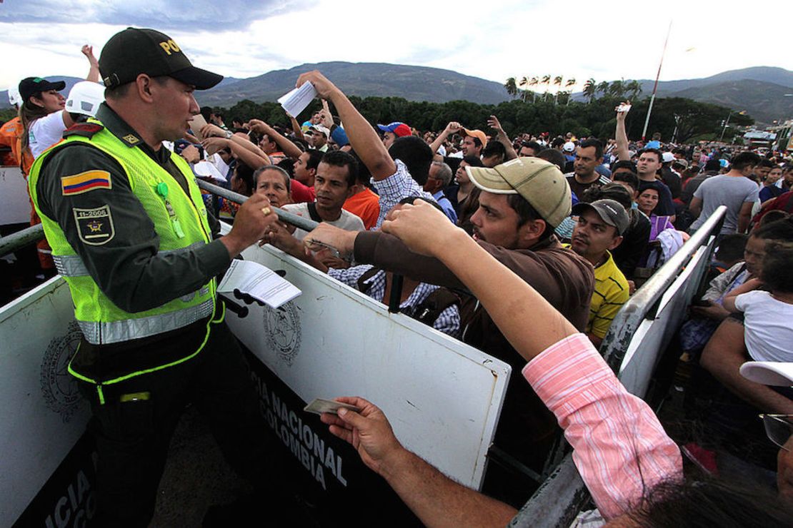 Miles de venezolanos cruzaron la frontera con Colombia aprovechando la reapertura de varios pasos internacionales entre los dos países. La foto en la zona entre San Antonio del Táchira y Cúcuta.