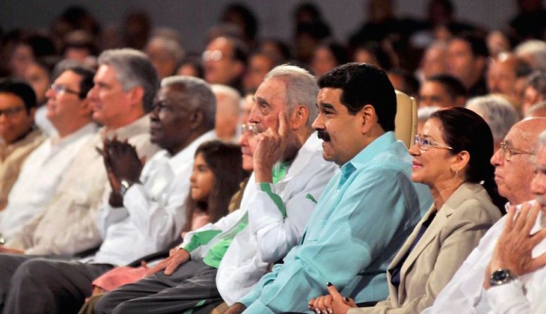 Inconfundible, al centro, el expresidente de Cuba, Fidel Castro, junto al presidente de Venezuela, Nicolás Maduro, en la gala cultural por el cumpleaños 90 del líder histórico de la Revolución Cubana, en el teatro Karl Marx, de La Habana.