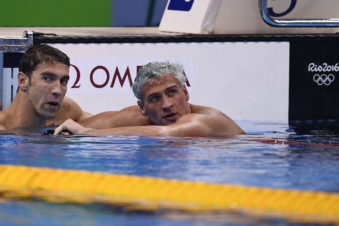 El estadounidense Ryan Lochte, de cabello claro, quien aparece en esta imagen con su compatriota Michael Phelps, fue asaltado por hombres armados en Río de Janeiro. Lochte y tres nadadores más regresaban en taxi a la Villa Olímpica en horas de la madrugada.