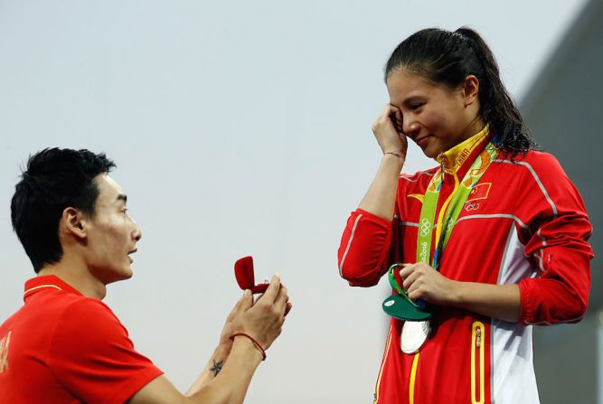 Un emotivo momento de las olimpiadas de Río. La china He Zi ganó la medalla de plata en el trampolín de 3 metros. Después de la ceremonia de premiación, su novio, el también clavadista Qin Kai le propuso matrimonio.