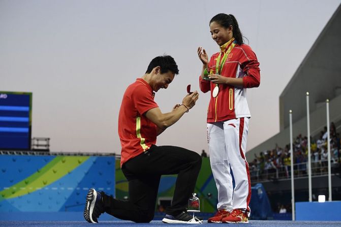 La propuesta matrimonial del clavadista chino Qin Kai a su compatriota He Zi, quien acababa de ganar la medalla de plata en el trampolín de 3 metros. (Créito: Clive Rose/Getty Images).