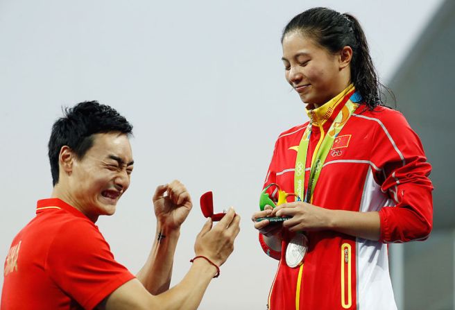 Emocionado, Qin Kai le propuso matrimonio a la también clavadista china He Zi en la ceremonia de premiación del trampolín de los 3 metros. He ganó la plata.