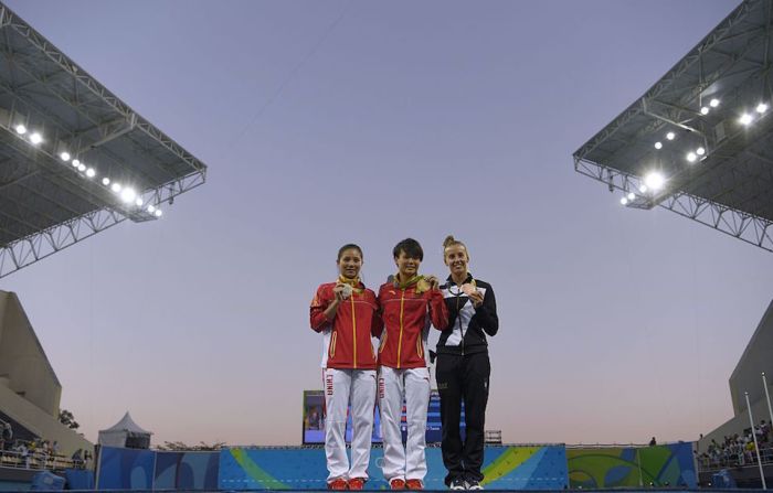 El podio del trampolín de los 3 metros en Río 2016: Shi Tingmao, de China (Centro) ganó el oro. He Zi, de China (Izquierda), la plata; y la italiana, Tania Cagnotto (Derecha), bronce. La sopresa vino después.