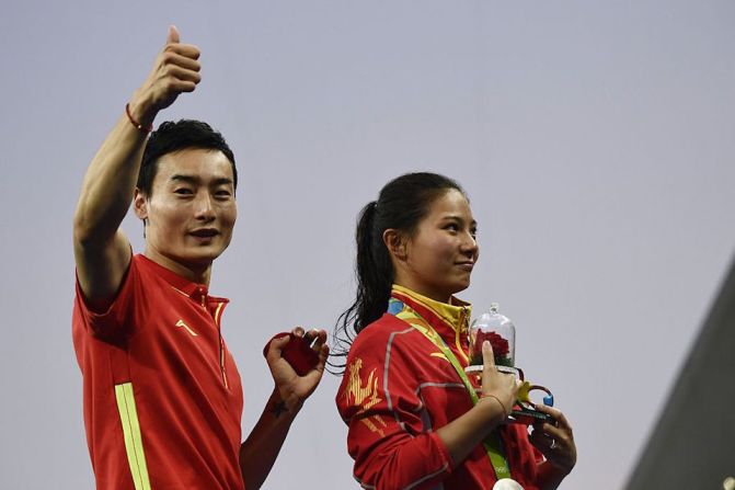 Los ahora comprometidos. Los clavadistas chinos Qin Kai y He Zi, quien ganó medalla de plata en el trampolín femenino de 3 metros en Río.