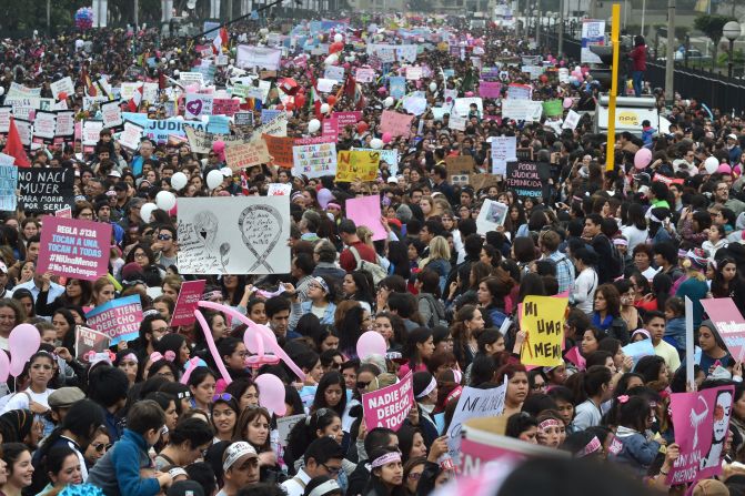 Miles de mujeres marcharon en las calles de Lima protestando por los feminicidos en el país.