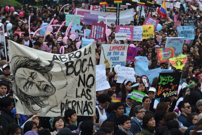 A la marcha asistieron tanto mujeres víctimas de violencia como familiares de aquellas que perdieron la vida.