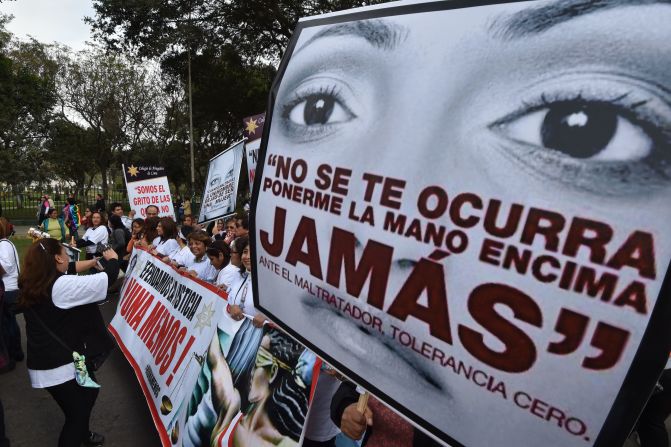 Las asistentes protestan en contra de las violaciones, violencia física o cualquier otro tipo de agresión contra la mujer.