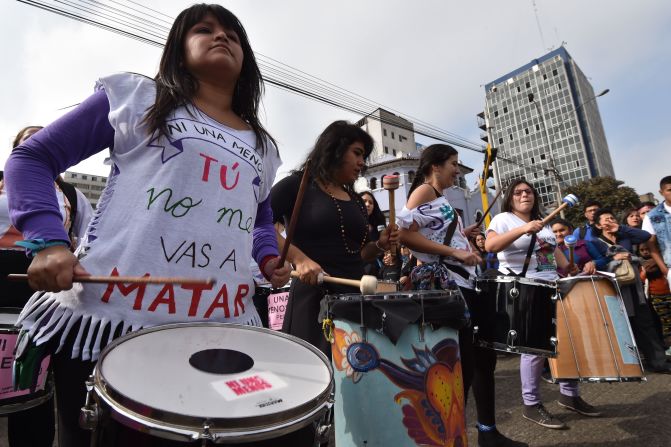 Uno de los casos que ha ganado notoriedad en Perú fue el de Arlette Contreras. Su esposo la golpeó y arrastró en la recepción de un hotel. El video fue transmitido por los noticieros del país.