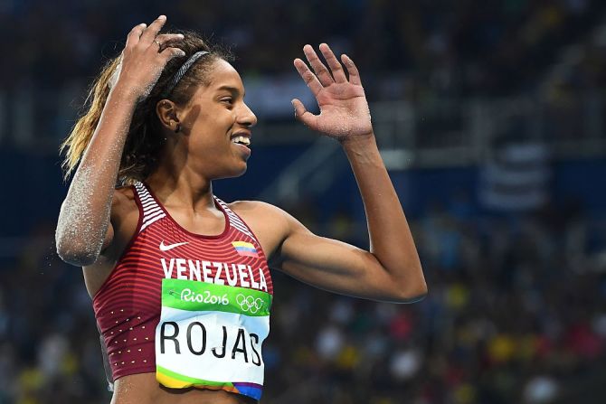 Rojas, actual campeona de salto triple bajo techo, celebra su victoria en Río.