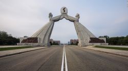 Monumento Dos Hermanas | "Este (monumento) está a las afueras de Pyongyang. Las dos mujeres simbolizan las dos Coreas y el deseo de reunión".