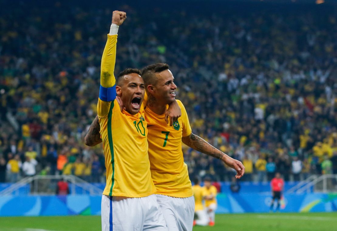 Neymar celebran el gol con el que eliminan a Colombia y aseguran sus pasos a Semifinales en Río 2016.