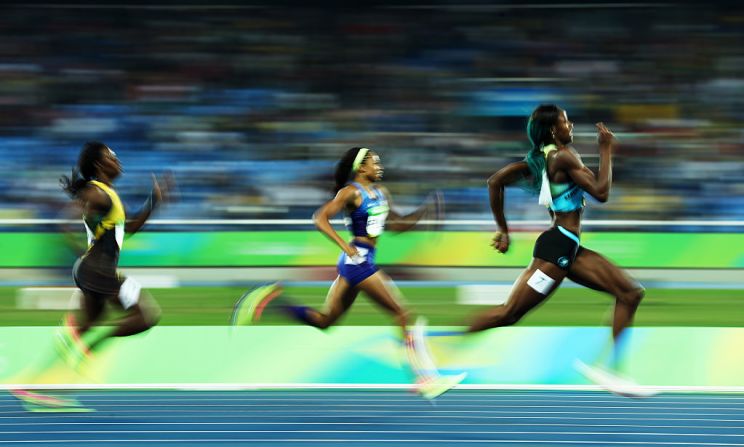 Shaunae Miller de Bahamas corre en la final de los 400m.