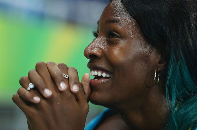 Shaunae Miller decidió clavarse para asegurar la victoria.