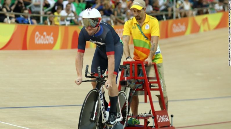 Aquí están algunos de los más extraños (pero necesarios) puestos de trabajo que hemos visto en los Juegos Olímpicos hasta el momento. En primer lugar, las personas que, literalmente, sostienen los ciclistas en la salida de la carrera.