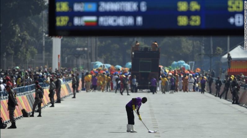 3. Los chicos que tienen que fregar la calle después de una carrera.