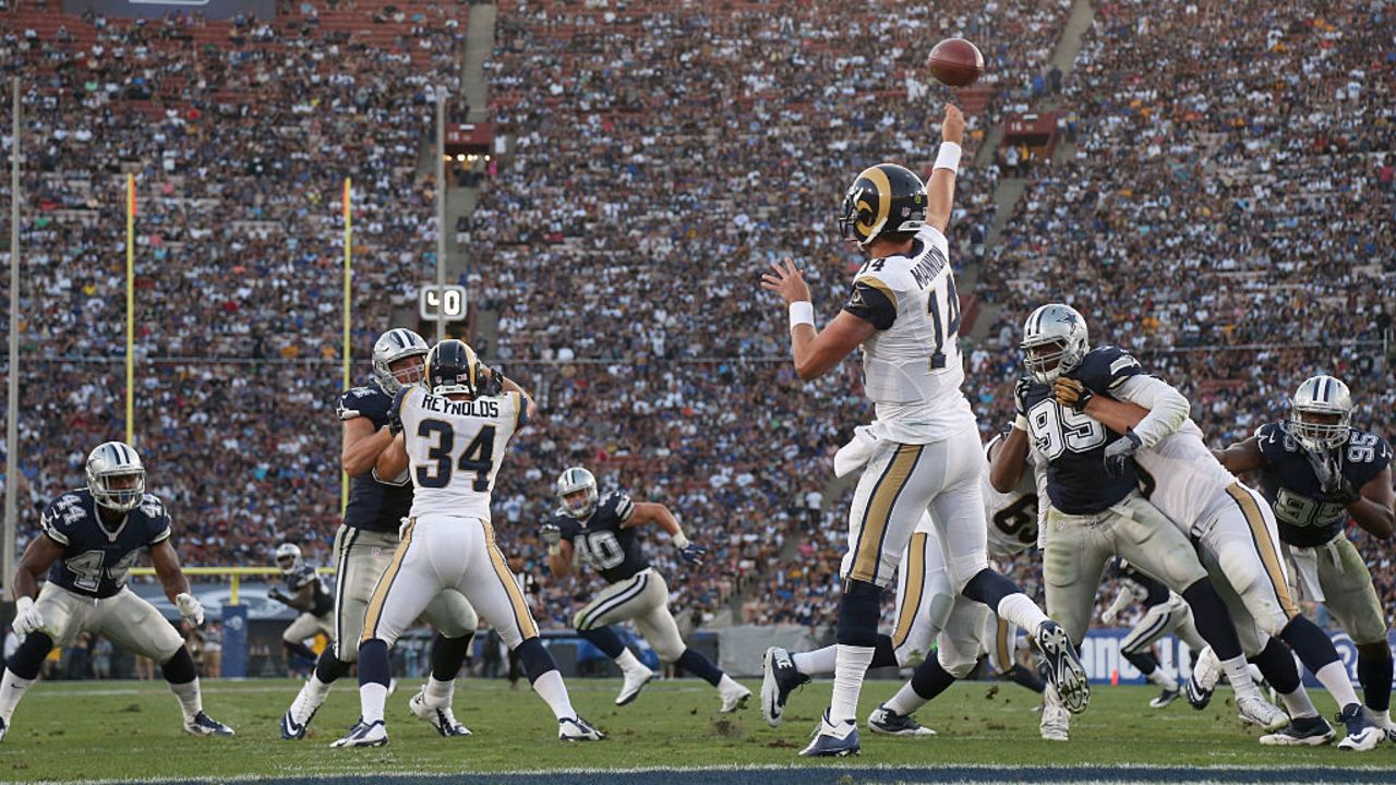 El mariscal de campo de Los Angeles Rams, Sean Mannion, hace un pase en un partido contra los Dallas Cowboys en el Coliseo de esa ciudad el 13 de agosto de 2016.