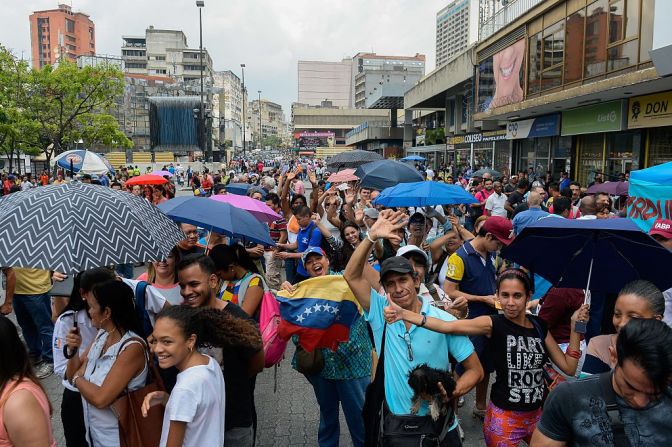 Caracas, Venezuela — Es la sexta ciudad menos amigable del mundo, según CNTraveler. “Es muy triste ver a una ciudad que alguna vez fue tan vibrante, con una gran cultura y gastronomía, estar en tan mal estado”, dijo un lector. Los comentarios también hacen énfasis en la crisis económica y alimentaria que se vive en ese país.