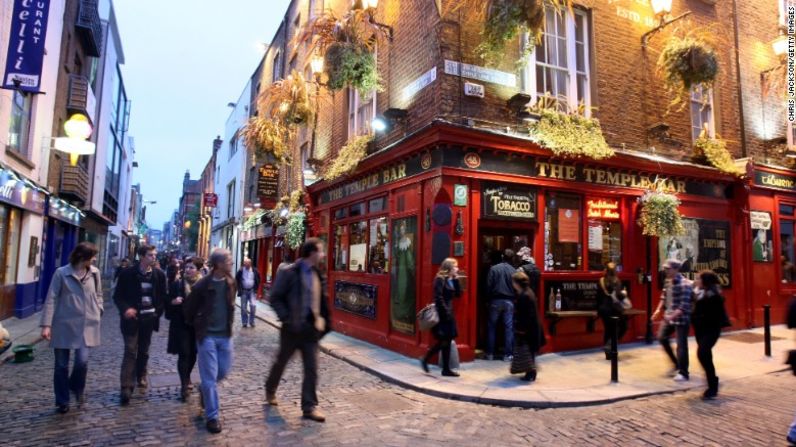 3. Dublín, Irlanda — La capital irlandesa fue votada como la tercera ciudad más amigable por los lectores de Conde Nast Traveler. Uno de los lugares más populares entre los turistas son el Temple Bar, en el distrito nocturno de Dublín.