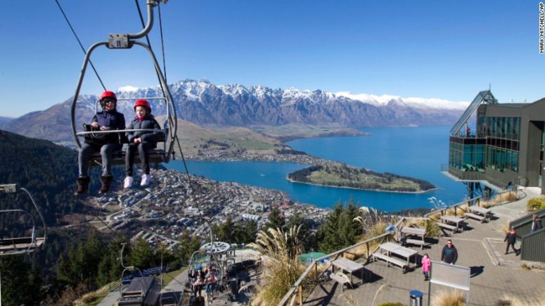 4. Queenstown, Nueva Zelandia — Esta ciudad tiene increíbles paisajes naturales como los que se muestran en la imagen, por lo que no es sorprendente encontrar muchos deportes de aventura allí.