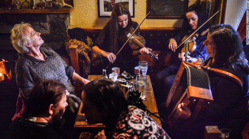 6. Galway, Irlanda — Esta ciudad tiene una de las mejores escenas musicales de Irlanda, con música tradicional que habitualmente suena en muchos bares. Molly’s Pub, en la cercana ciudad de Letterfrack aparece en esta foto.