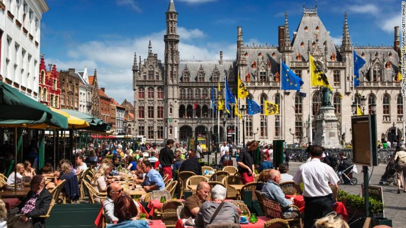 9. Brujas, Bélgica — Con uno de los mejores chocolates y cervezas del mundo, no hay duda de que la gente de Brujas es muy amigable.