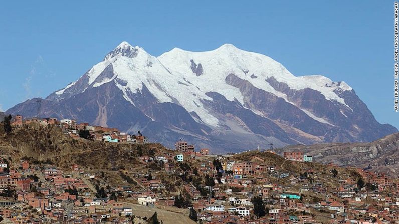 La Paz, Bolivia – Esta ciudad ofrece un diverso rango de atracciones, desde la arquitectura colonial de la plaza principal hasta rebosantes tiendas de gorros de lana.