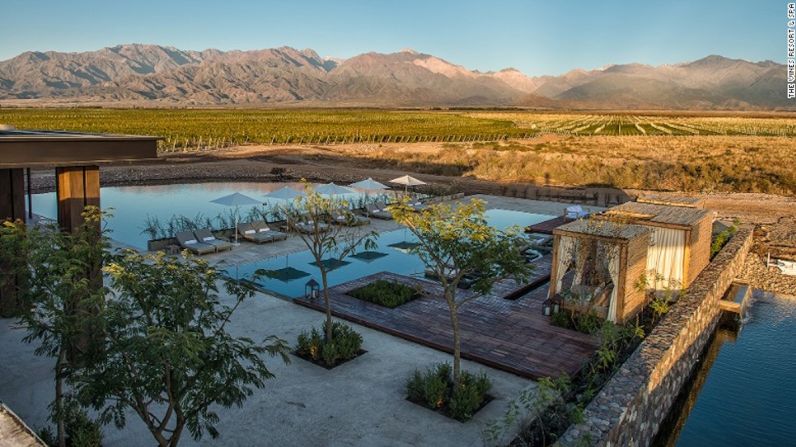 Mendoza, Argentina — Asentado en la falda de la Cordillera de los Andes, el Vines Resort & Spa es uno de los mejores lugares para estar en la región vinícola de Argentina.