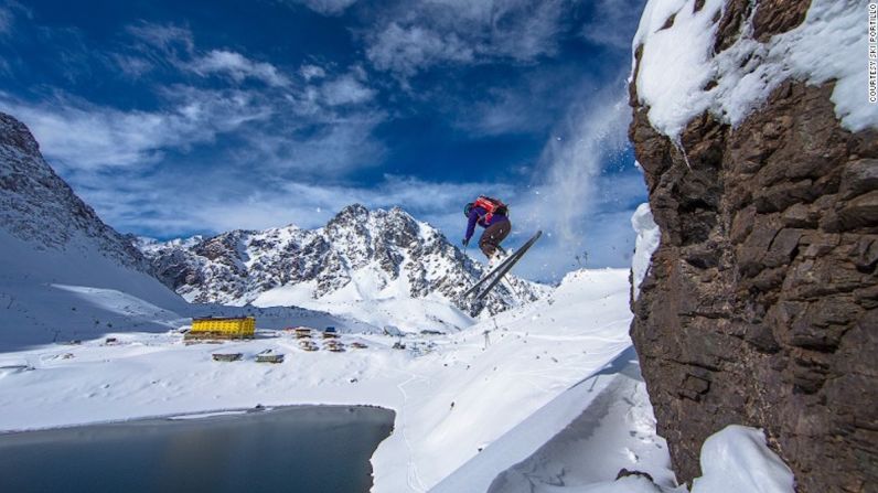 Ski Portillo, Chile – Portillo es el hogar de la única “cauchera”, una máquina de seis puestos que desafía las avalanchas y envía a los esquiadores por cuestas empinadas y salvajes a una velocidad mucho mayor que la de descenso.