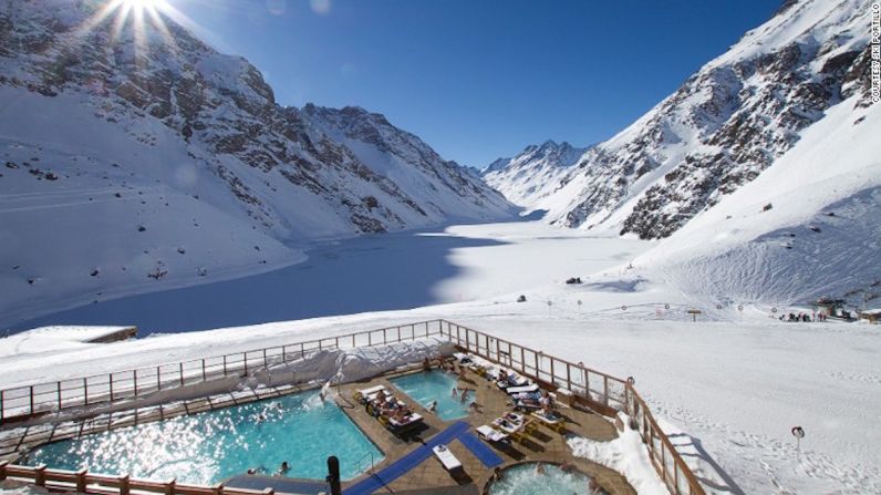 Ski Portillo, Chile — No olvides que es invierno en el hemisferio sur, así que puedes desempolvar tus skies y disfrutar del resort de ski más antiguo de Sudamérica. Originalmente un refugio central, el Hotel Portillo fue expandido a su tamaño actual de 125 habitaciones en 1949.