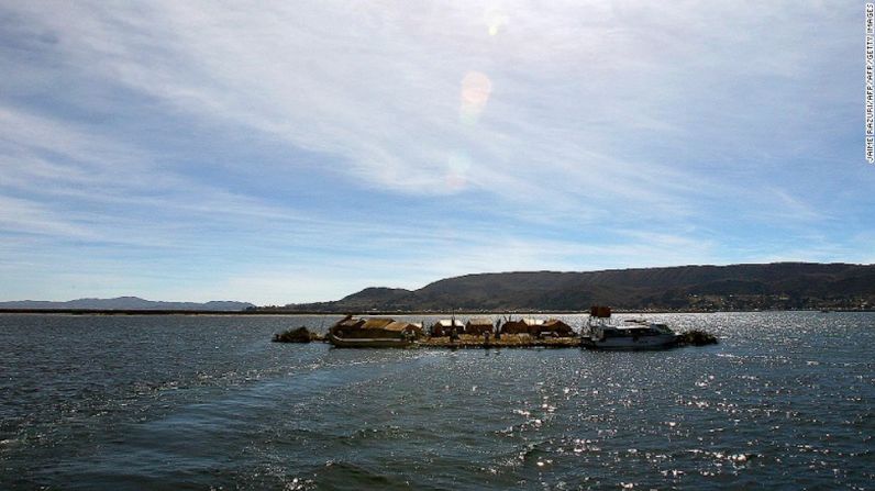 Lago Titicaca, Perú — Ubicado entre Perú y Bolivia, el Lago Titicaca es el lago de agua fresca más grande de Sudamérica y uno de los lagos navegables a más altura, ubicado a 3.800 metros sobre el nivel del mar.