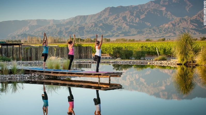 Mendoza, Argentina — Allí puedes empezar tu día con una sesión de yoga mirando los viñedos que crecen sobre los andes.