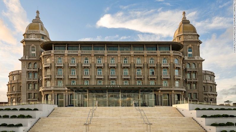 Montevideo, Uruguay — Una de las cosas más sobresalientes en la vía costera La Rambla en Montevideo es el estilo francés del Hotel Carrasco, que data de 1921.