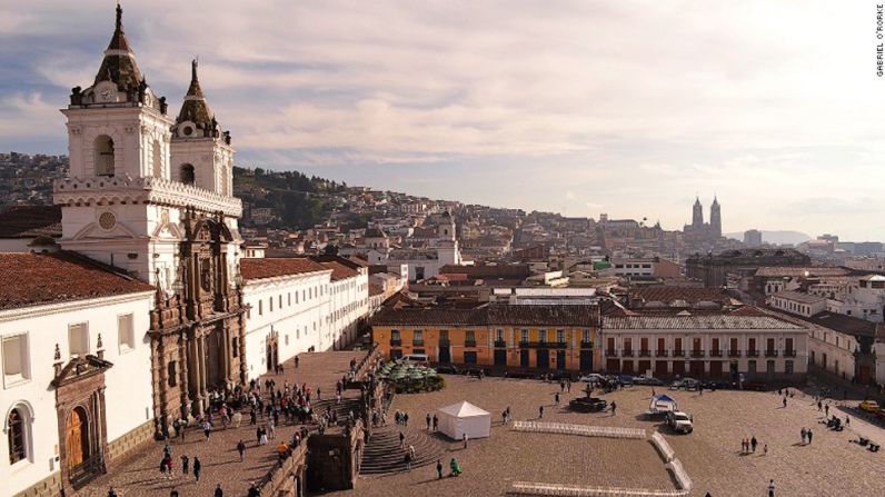 Quito, Ecuador — Quito es una de las ciudades mejor preservadas, con menos alteraciones de su centro histórico en todo Latinoamérica. Las calles de la capital de Ecuador están alineadas con la arquitectura influenciada por los españoles, los italianos, los moros, la cultura flamenca, barroca y los indígenas.