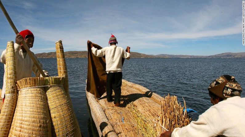 Lago Titicaca, Perú — Las islas flotantes, construidas y habitadas por el pueblo Uros de la época pre Inca, adornan el lago. Las islas y los bungalows están hechos de caña y están disponibles para estadías nocturnas.