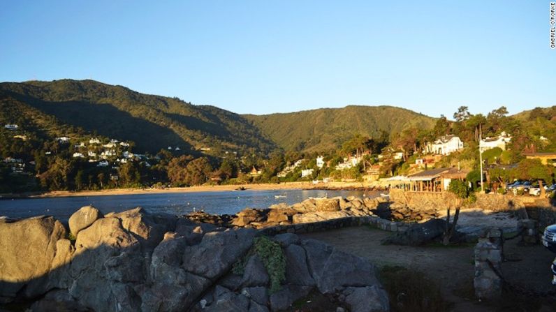 Zapallar, Chile – Una gema escondida en Chile. Zapallar es una pequeña villa playera a veces comparada con Los Hamptons para quienes han tenido la suerte de caminar por sus playas de arena.