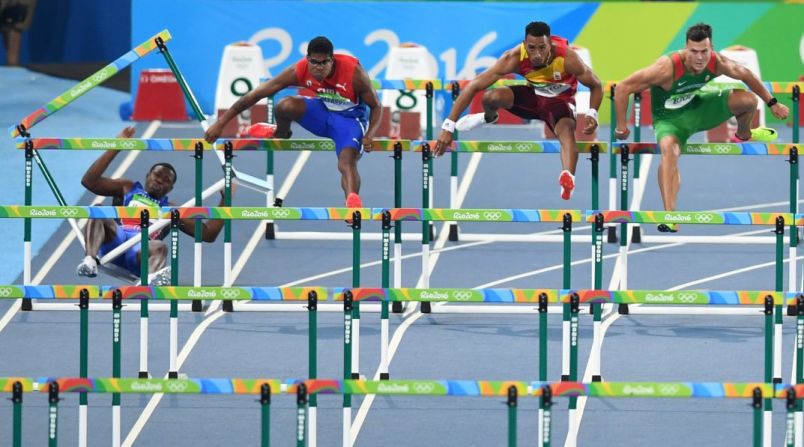 El atleta haitiano Jeffrey Julmis se llevó por delante la primera valla en la primera semifinal de los 110 metros vallas.