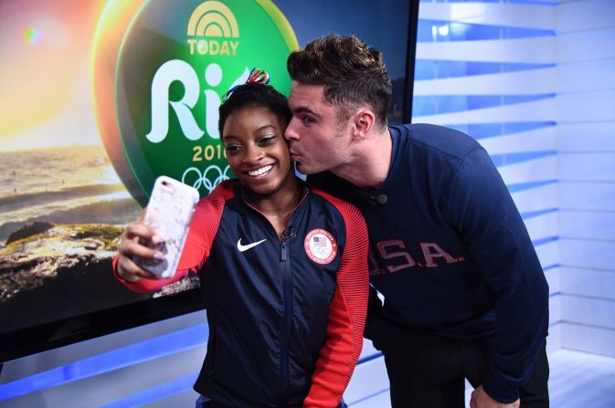 La gimnasta estadounidense Simon Biles, reconocida por sus cuatro medallas de oro en Río 2016, sus inigualables rutinas y por ser la gimnasta olímpica más condecorada en la historia de EE.UU., cumplió su sueño de conocer al actor Zac Efron, con quien compartió fotografías en sus redes sociales. Biles había dejado ver en varias oportunidades su fanatismo por el actor de ‘High School Musical’.