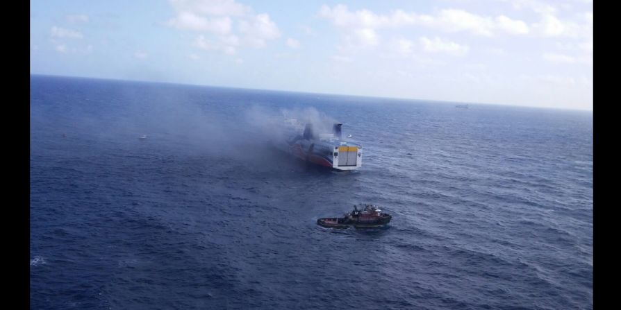 CNNE 312658 - 3 incendio barcho ferri puerto rico policia barco caribbean cruise espanol