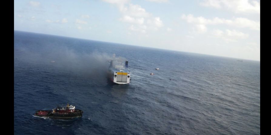 CNNE 312659 - 4 incendio barcho ferri puerto rico policia barco caribbean cruise espanol