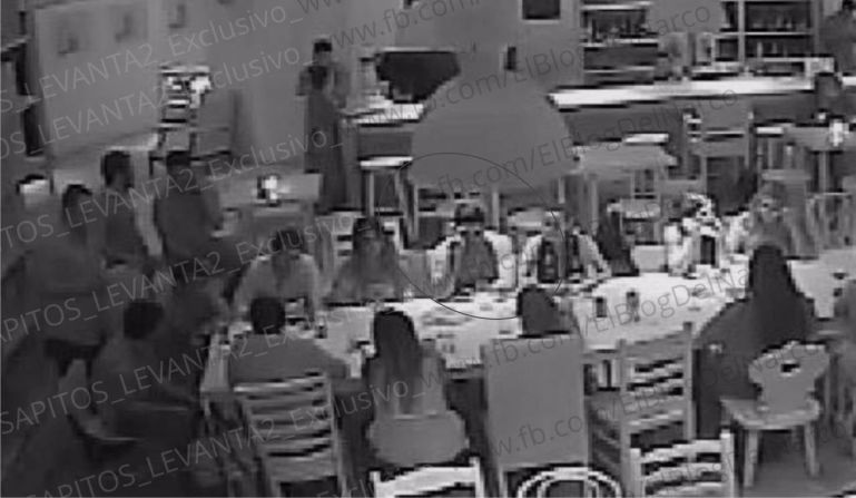 Imágenes de las cámaras de seguridad del restaurante La Leche en Puerto Vallarta muestran cómo ocurrió el secuestro de seis personas este lunes en la madrugada. Las imágenes del video muestran a un grupo de personas sentadas en una mesa del restaurante.