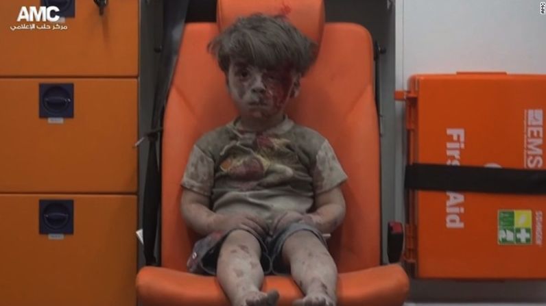 Este miércoles un niño se volvió a convertir en el rostro de la brutal guerra en Siria. El menor de cuatro o cinco años identificado como Omran estremeció al mundo pues apareció en las imágenes tras ser rescatado luego de un bombardeo completamente cubierto polvo y su rostro ensangrentado. El niño ni siquiera lloraba o hablaba pues según los rescatistas, estaba en shock.