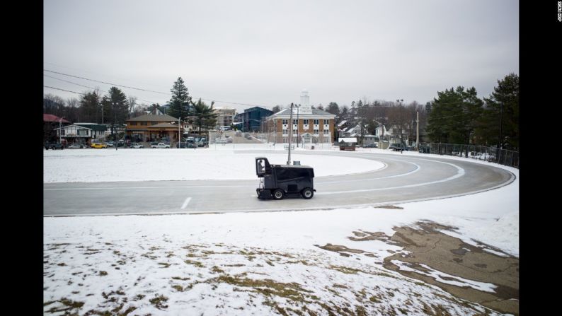 Óvalo de Patinaje de Velocidad James C. “Benny” Sheffield. Juegos Olímpicos de Invierno en Lake Placid, Nueva York, Estados Unidos, 1980.