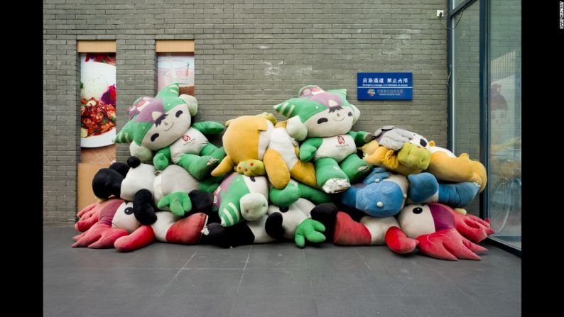 Los fotógrafos Jon Pack y Gary Hustwit visitaron 13 ciudades que alguna vez fueron sede de los Juegos Olímpicos para documentar el legado de este evento. En esta imagen aparecen las mascotas de los Olímpicos de Beijing 2008.