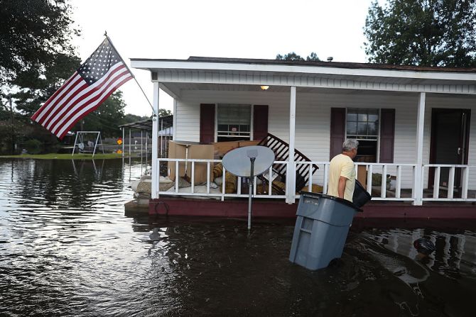 Las catastróficas inundaciones ocurridas esta semana en Louisiana fueron declaradas como el peor desastre natural que ha azotado a Estados Unidos desde el huracán Sandy hace cuatro años, según la Cruz Roja. Miles de personas lo perdieron todo por lluvias que cayeron durante 15 horas seguidas en Livingston Parish. Se estima que los daños ascienden a 30 millones de dólares.