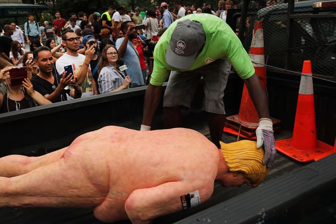 Autoridades de Nueva York retiran la estatua que llamó la atención de cientos de personas.