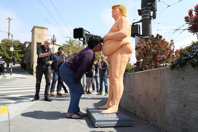 Muchos aprovecharon para fotografiarse con la estatua.